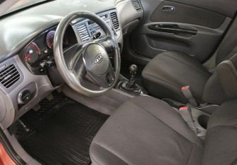 Подержанный автомобиль Kia Rio Sedan 2010 года (14 фото)