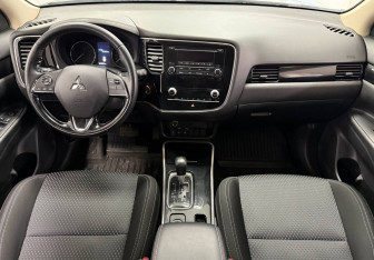 Подержанный автомобиль Mitsubishi Outlander 2021 года (11 фото)