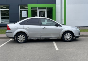 Подержанный автомобиль Ford Focus Sedan 2005 года (4 фото)