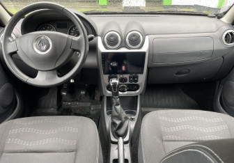 Подержанный автомобиль Renault Sandero 2012 года (11 фото)