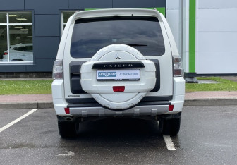 Подержанный автомобиль Mitsubishi Pajero 2014 года (6 фото)