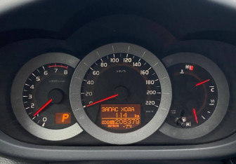 Подержанный автомобиль Toyota RAV4 2010 года (12 фото)