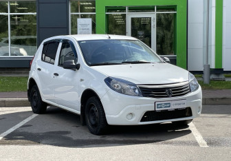 Подержанный автомобиль Renault Sandero 2010 года (3 фото)