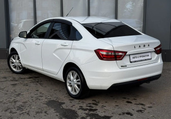 Подержанный автомобиль LADA (ВАЗ) Vesta Sedan 2018 года (4 фото)