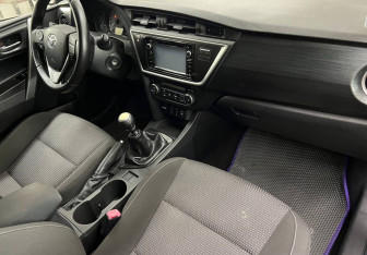Подержанный автомобиль Toyota Auris Hatchback 2013 года (12 фото)