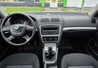 Подержанный автомобиль Skoda Octavia Liftback 2012 года (9 фото)
