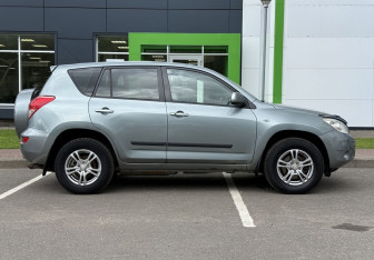 Подержанный автомобиль Toyota RAV4 2006 года (4 фото)