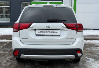 Подержанный автомобиль Mitsubishi Outlander 2018 года (6 фото)