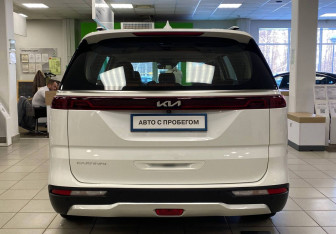Подержанный автомобиль Kia Carnival 2023 года (6 фото)