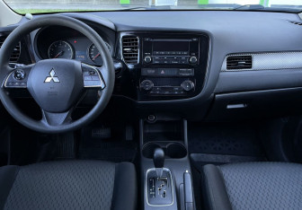 Подержанный автомобиль Mitsubishi Outlander 2013 года (11 фото)