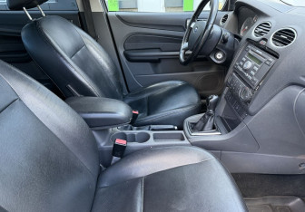 Подержанный автомобиль Ford Focus Sedan 2007 года (10 фото)
