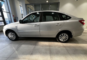 Подержанный автомобиль LADA (ВАЗ) Granta Liftback 2015 года (4 фото)