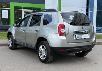 Подержанный автомобиль Renault Duster 2015 года (7 фото)