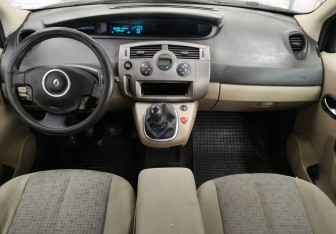 Подержанный автомобиль Renault Scenic 2006 года (9 фото)