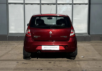 Подержанный автомобиль Renault Sandero 2011 года (5 фото)
