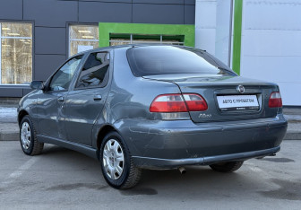 Подержанный автомобиль Fiat Albea 2010 года (7 фото)