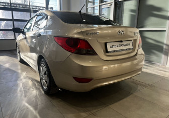 Подержанный автомобиль Hyundai Solaris Sedan 2011 года (8 фото)