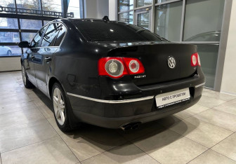 Подержанный автомобиль Volkswagen Passat Sedan 2010 года (7 фото)