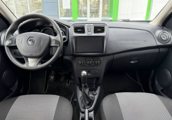 Подержанный автомобиль Renault Sandero 2018 года (9 фото)