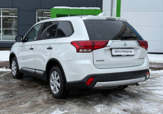 Подержанный автомобиль Mitsubishi Outlander 2018 года (8 фото)