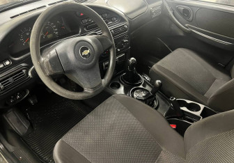 Подержанный автомобиль Chevrolet Niva 2011 года (10 фото)