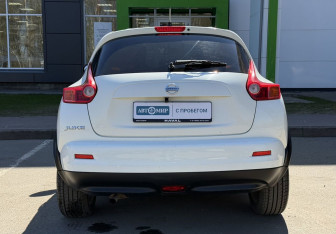 Подержанный автомобиль Nissan Juke 2012 года (6 фото)