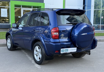 Подержанный автомобиль Toyota RAV4 2003 года (7 фото)