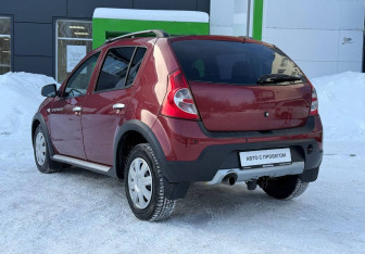 Подержанный автомобиль Renault Sandero 2011 года (8 фото)