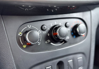 Подержанный автомобиль Renault Sandero 2018 года (14 фото)