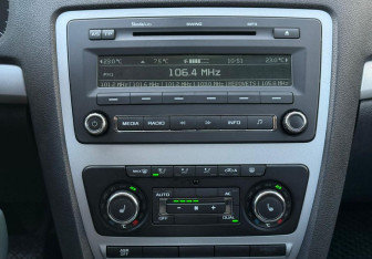 Подержанный автомобиль Skoda Octavia Liftback 2012 года (13 фото)