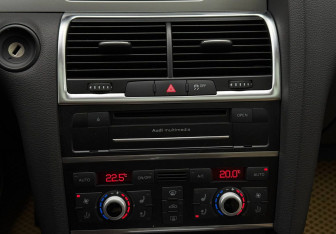 Подержанный автомобиль Audi Q7 2014 года (12 фото)