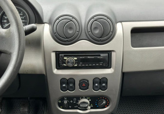 Подержанный автомобиль Renault Logan Sedan 2011 года (13 фото)