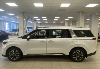 Подержанный автомобиль Kia Carnival 2023 года (8 фото)