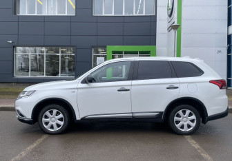 Подержанный автомобиль Mitsubishi Outlander 2018 года (8 фото)