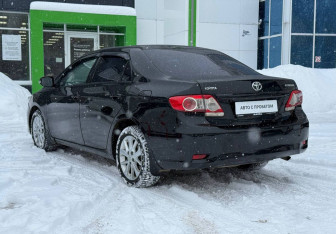 Подержанный автомобиль Toyota Corolla Sedan 2011 года (7 фото)