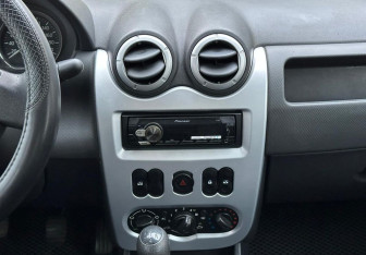 Подержанный автомобиль Renault Logan Sedan 2014 года (12 фото)