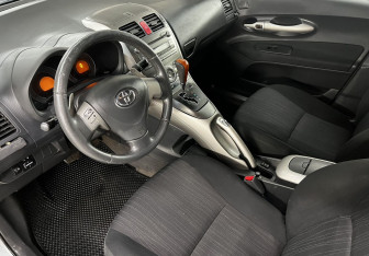 Подержанный автомобиль Toyota Auris Hatchback 2008 года (9 фото)