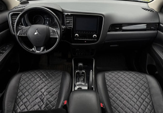 Подержанный автомобиль Mitsubishi Outlander 2022 года (11 фото)
