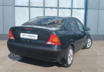 Подержанный автомобиль Ford Focus Sedan 2004 года (6 фото)