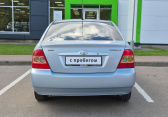 Подержанный автомобиль Toyota Corolla Sedan 2005 года (6 фото)