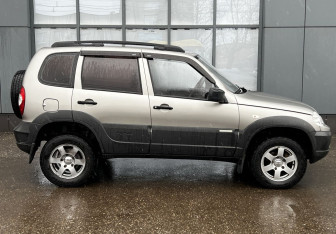 Подержанный автомобиль Chevrolet Niva 2013 года (8 фото)