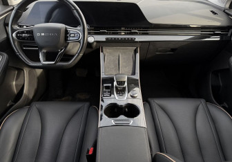 Подержанный автомобиль Omoda C5 2023 года (10 фото)