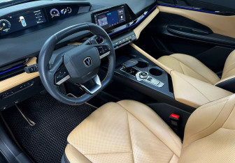 Подержанный автомобиль Changan UNI-V 2022 года (10 фото)