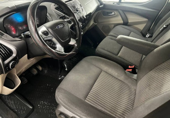 Подержанный автомобиль Ford Tourneo Custom 2017 года (10 фото)
