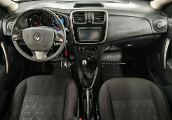 Подержанный автомобиль Renault Sandero 2016 года (9 фото)