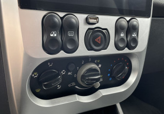 Подержанный автомобиль Renault Sandero 2012 года (13 фото)