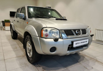 Подержанный автомобиль Nissan NP300 2012 года (2 фото)