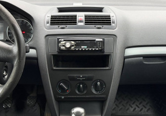 Подержанный автомобиль Skoda Octavia Liftback 2012 года (13 фото)