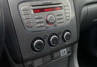 Подержанный автомобиль Ford Focus Hatchback 2009 года (13 фото)