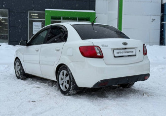 Подержанный автомобиль Kia Rio Sedan 2009 года (7 фото)
